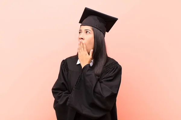 Ung Latinamerikansk Kvinna Student Gäspande Lat Tidigt Morgonen Vakna Och — Stockfoto