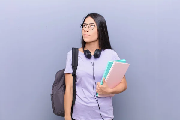 Jong Mooi Latin Student Vrouw Tegen Grijs Muur — Stockfoto