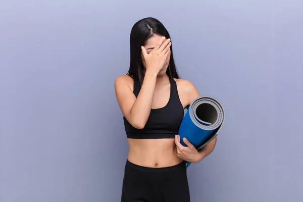 Young Pretty Lating Woman Yoga Mat Cement Wall — Stock Photo, Image