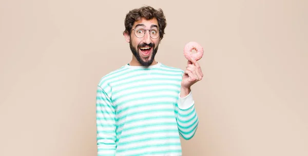 Jovem Homem Fresco Com Donut Rosa Açúcar Contra Parede Plana — Fotografia de Stock