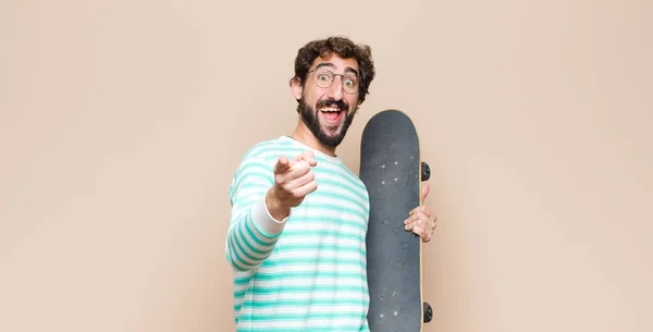 Joven Fresco Hombre Barbudo Con Una Tabla Skate —  Fotos de Stock