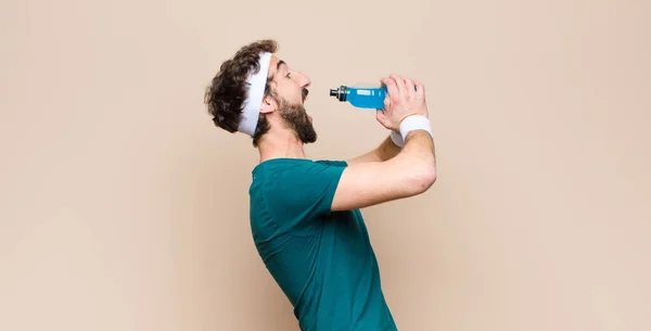 Joven Deportista Con Una Botella Bebida Energética Contra Pared Plana — Foto de Stock