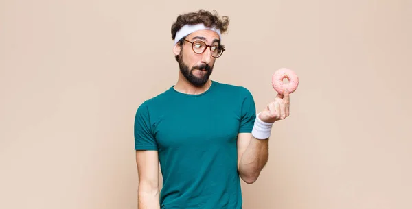 Jovem Desportista Tendo Lanche Segurando Donut Açúcar Rosa — Fotografia de Stock