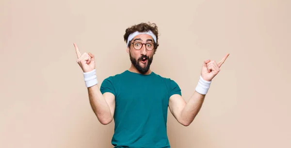 Jovem Desportista Expressando Conceito Contra Parede Plana — Fotografia de Stock