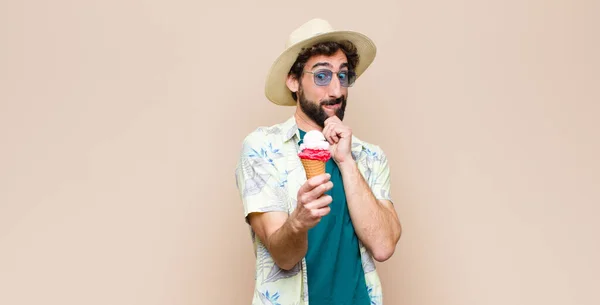 Joven Turista Tomando Helado —  Fotos de Stock