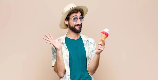 Νεαρός Τουρίστας Που Τρώει Παγωτό — Φωτογραφία Αρχείου