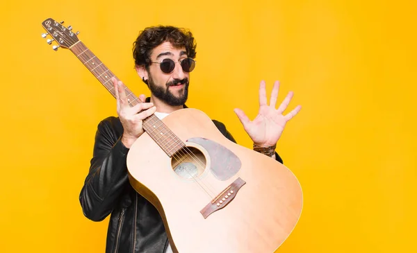 Joven Músico Sonriendo Mirando Amigable Mostrando Número Siete Séptimo Con —  Fotos de Stock