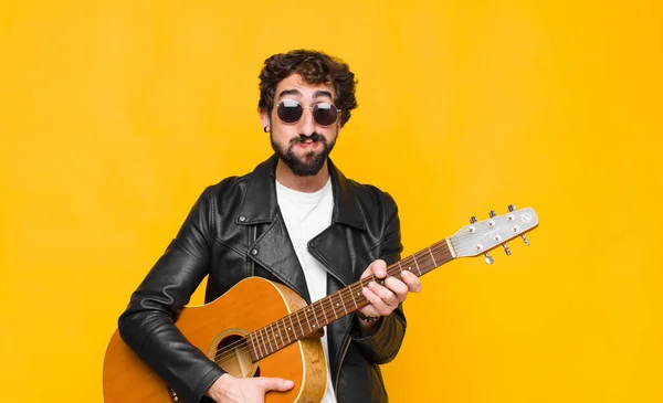 Jonge Muzikant Man Met Een Maffe Gekke Verraste Uitdrukking Blaffende — Stockfoto