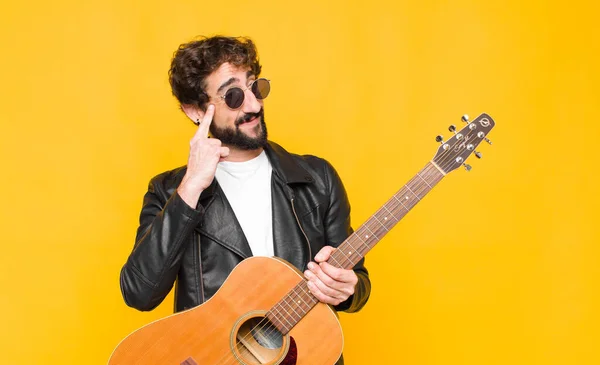 Jonge Muzikant Man Met Een Geconcentreerde Look Zich Afvragend Met — Stockfoto