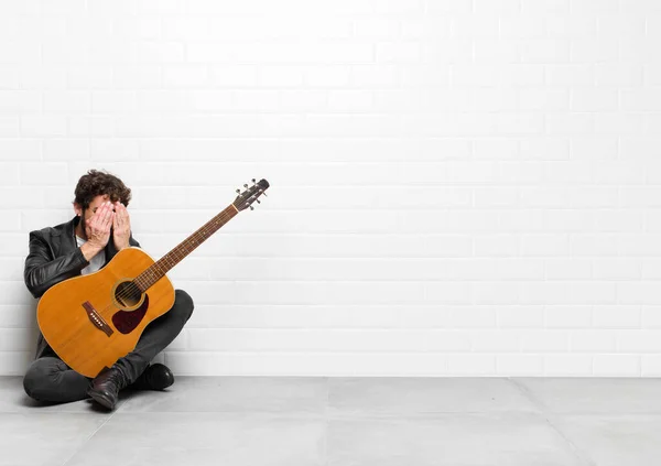 Jonge Muzikant Die Zich Verdrietig Gefrustreerd Nerveus Depressief Voelt Gezicht — Stockfoto