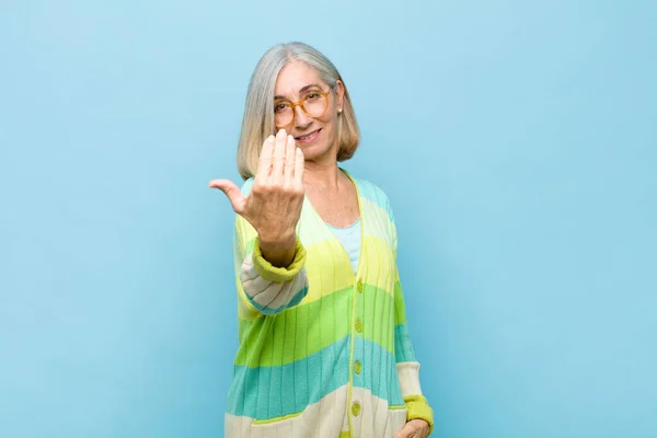 Пожилая Средняя Женщина Чувствует Себя Счастливой Успешной Уверенной Себе Сталкиваясь — стоковое фото