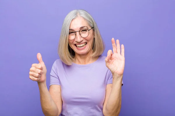 Senior Eller Medelålders Vacker Kvinna Känner Sig Glad Förvånad Nöjd — Stockfoto