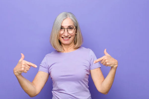 Senior Oder Mittleren Alters Hübsche Frau Die Stolz Arrogant Glücklich — Stockfoto