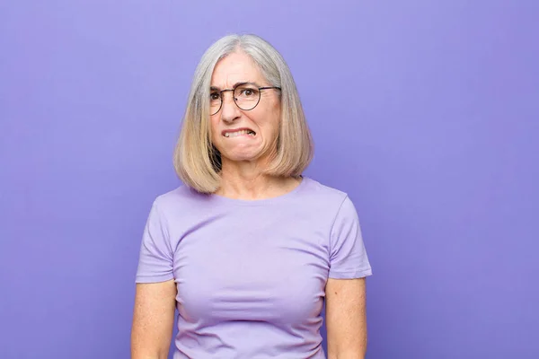 Oudere Middelbare Leeftijd Mooie Vrouw Kijken Verbaasd Verward Bijten Lip — Stockfoto