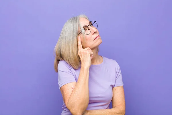 Senior Middle Age Pretty Woman Concentrated Look Wondering Doubtful Expression — Stock Photo, Image