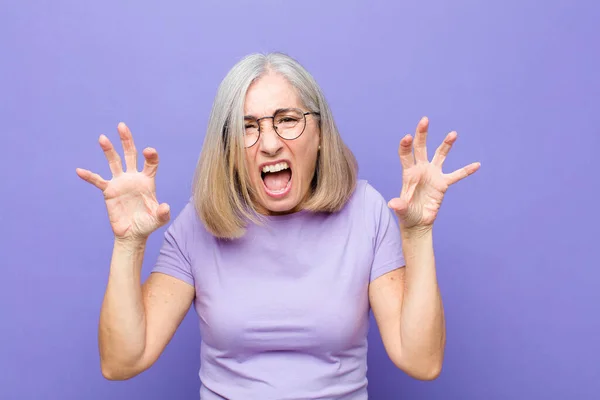 Seniores Meia Idade Mulher Bonita Gritando Pânico Raiva Chocado Aterrorizado — Fotografia de Stock