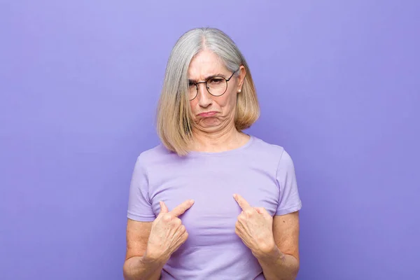 Senior Middelbare Leeftijd Mooie Vrouw Wijzend Naar Zichzelf Met Een — Stockfoto