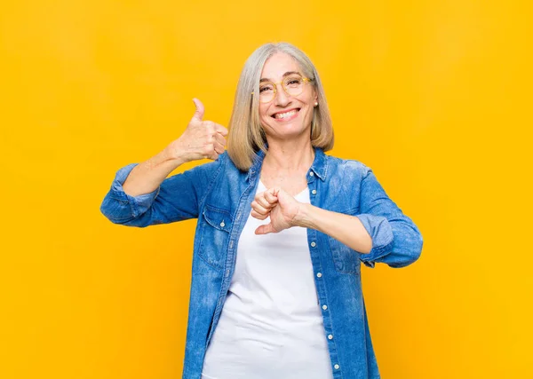 Seniores Meia Idade Mulher Bonita Sentindo Confuso Sem Noção Inseguro — Fotografia de Stock