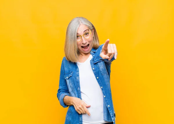 Hübsche Seniorin Oder Frau Mittleren Alters Die Schockiert Und Überrascht — Stockfoto