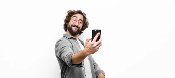 Joven Loco Fresco Hombre Usando Teléfono Inteligente Contra Pared Blanca —  Fotos de Stock