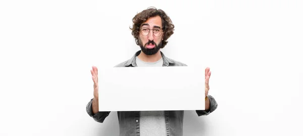 Mladý Šílený Cool Muž Drží Plakát Bílé Zdi — Stock fotografie