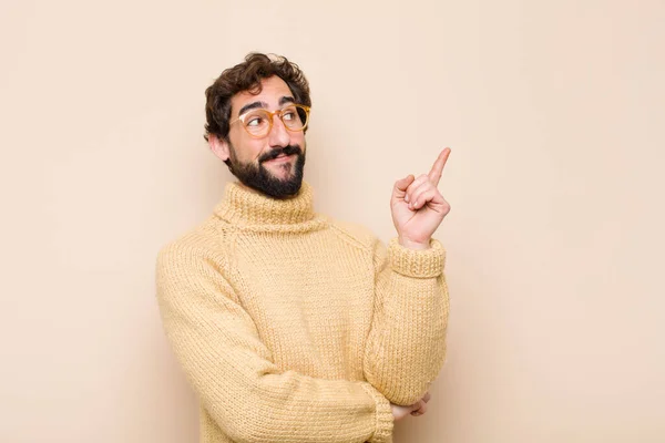 Jovem Homem Legal Sorrindo Feliz Olhando Para Lados Querendo Saber — Fotografia de Stock