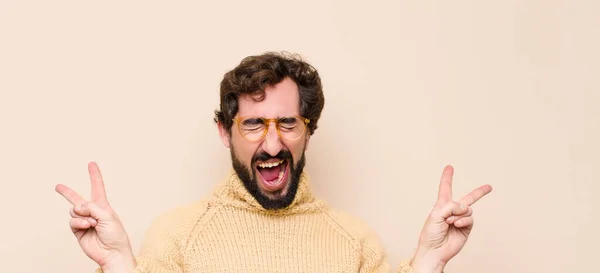 Joven Hombre Fresco Sonriendo Mirando Feliz Amistoso Satisfecho Haciendo Gesto — Foto de Stock