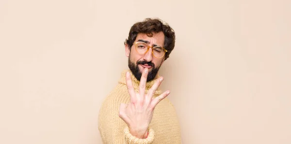 Jovem Homem Fresco Sorrindo Olhando Amigável Mostrando Número Quatro Quarto — Fotografia de Stock