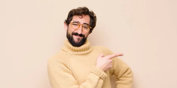 Jovem Homem Legal Sorrindo Alegremente Sentindo Feliz Apontando Para Lado — Fotografia de Stock