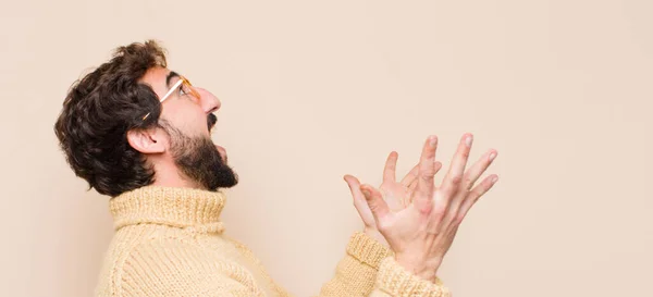 Giovane Uomo Fresco Sensazione Felice Stupito Fortunato Sorpreso Celebrando Vittoria — Foto Stock