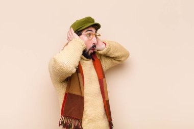 Genç, sakallı, ağzı açık genç bir adam korkunç bir hata yüzünden dehşete düşmüş ve şok olmuş görünüyor.