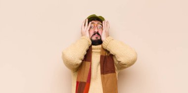 Dehşete kapılmış ve şok olmuş hisseden genç sakallı adam, bir hata yüzünden el ele tutuşuyor ve panikliyor.