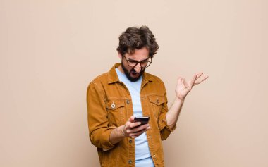 Genç havalı adam akıllı telefonunu kullanıyor.