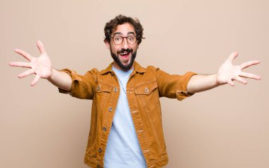 Genç, havalı ve çılgın adam yassı duvara yaslanmış.