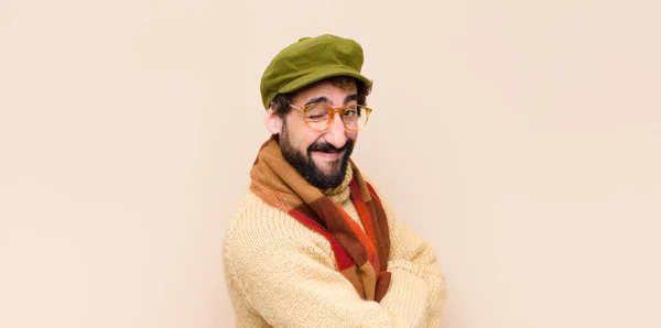 Joven Hombre Barbudo Fresco Mirando Feliz Amable Sonriendo Guiñando Ojo — Foto de Stock