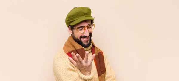 Joven Hombre Barbudo Fresco Sentirse Feliz Sorprendido Alegre Sonriendo Con —  Fotos de Stock