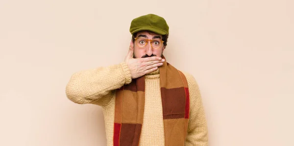 Ung Cool Skäggig Man Täcker Munnen Med Händer Med Chockad — Stockfoto