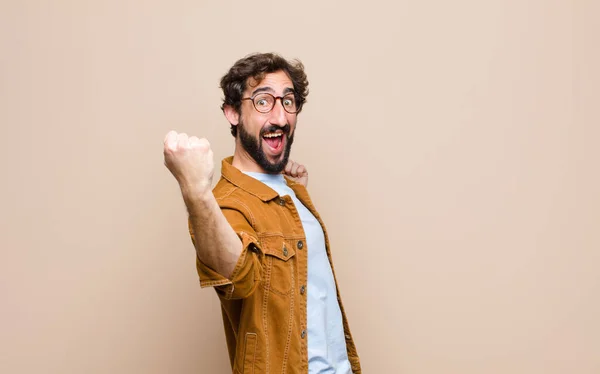 Giovane Uomo Fresco Pazzo Contro Parete Piatta — Foto Stock