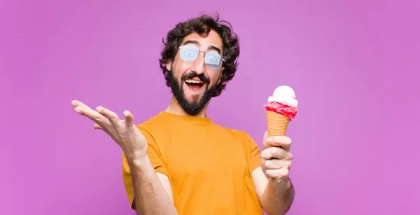 Jeune Fou Cool Homme Heureux Avec Une Crème Glacée — Photo