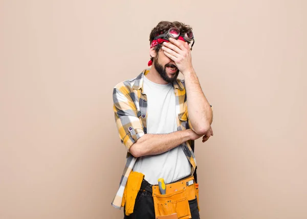 Ung Hushållerska Man Ser Stressad Skamsen Eller Upprörd Med Huvudvärk — Stockfoto