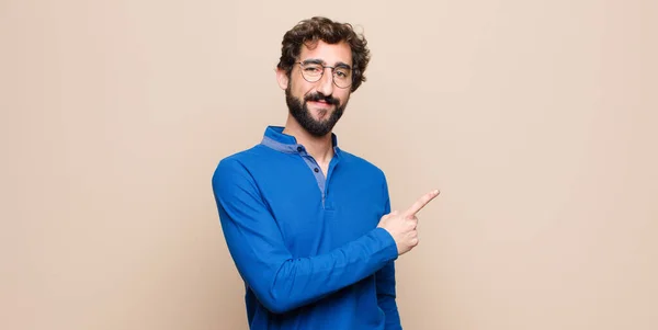 Jovem Homem Bonito Sorrindo Alegremente Sentindo Feliz Apontando Para Lado — Fotografia de Stock