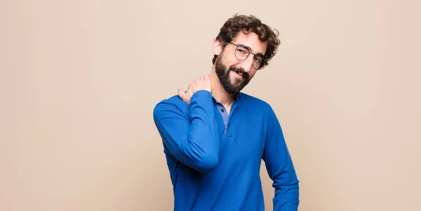 Jovem Homem Bonito Rindo Alegremente Confiantemente Com Sorriso Casual Feliz — Fotografia de Stock