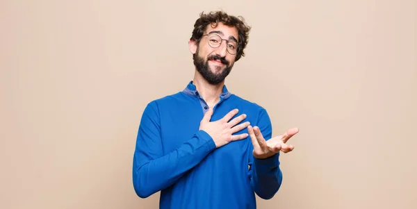 Jovem Homem Bonito Sentindo Feliz Apaixonado Sorrindo Com Uma Mão — Fotografia de Stock