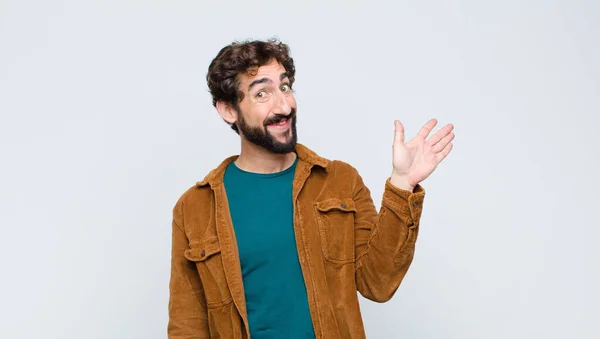 Jovem Homem Bonito Sorrindo Feliz Alegremente Acenando Mão Acolhendo Cumprimentando — Fotografia de Stock