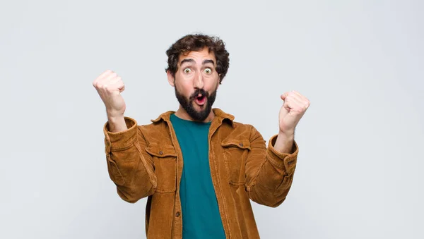 Joven Hombre Guapo Celebrando Éxito Increíble Como Ganador Mirando Emocionado —  Fotos de Stock