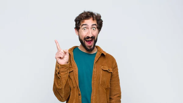 Jovem Homem Bonito Sentindo Como Gênio Feliz Animado Depois Perceber — Fotografia de Stock