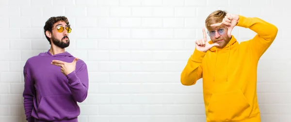 Jóvenes Hombres Frescos Sintiéndose Felices Amistosos Positivos Sonriendo Haciendo Retrato — Foto de Stock