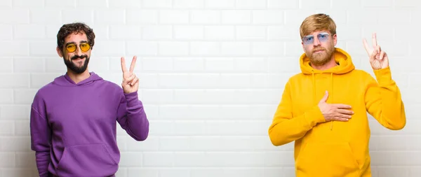 Jóvenes Hombres Guays Buscando Feliz Seguro Digno Confianza Sonriendo Mostrando — Foto de Stock