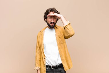 Genç, çılgın, sersemlemiş ve afallamış bir adam. Alnı açık, uzaklara bakıyor, düz duvara bakıyor ya da onu arıyor.