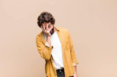 Genç, havalı adam gülüyor ve alnına şaplak atıyor. Unuttum yoksa düz duvara karşı yaptığım aptalca bir hataydı. 